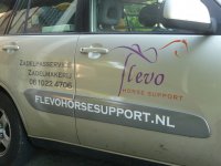 Logo en plakletters op een auto