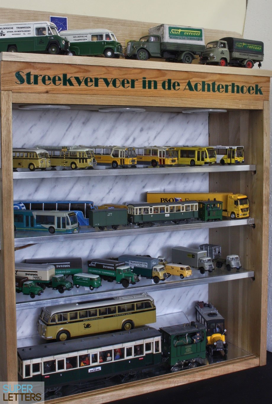 bestickering | Modelbouw vitrine naamstickers | Modelbouw vitrine