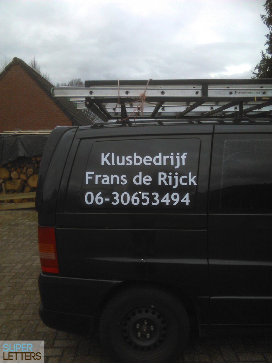 bestickering | Plakletters voor de bus. naamstickers | Plakletters voor de bus.