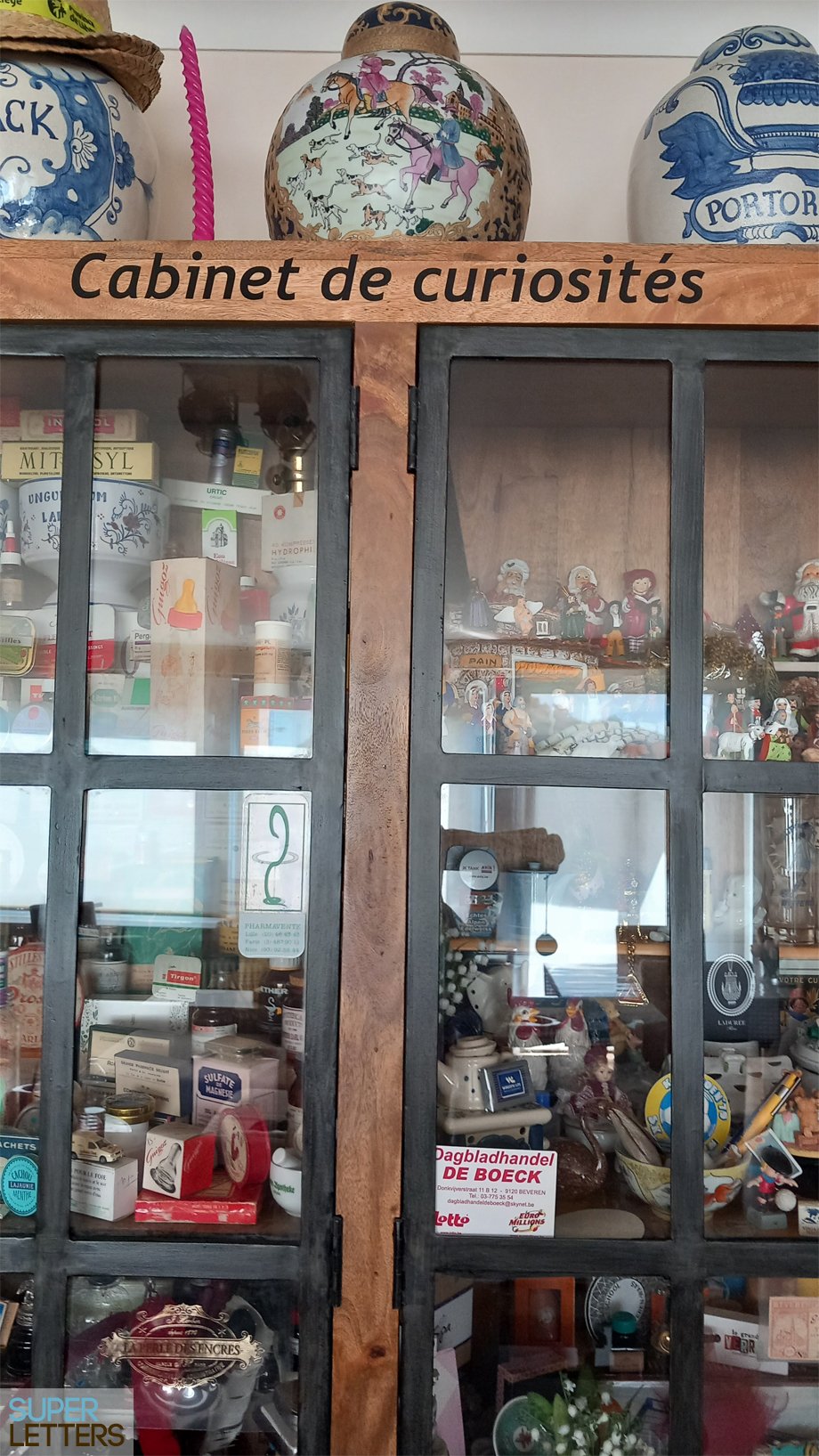 naamstickers | Op een vitrine kast