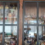 naamstickers | Op een vitrine kast